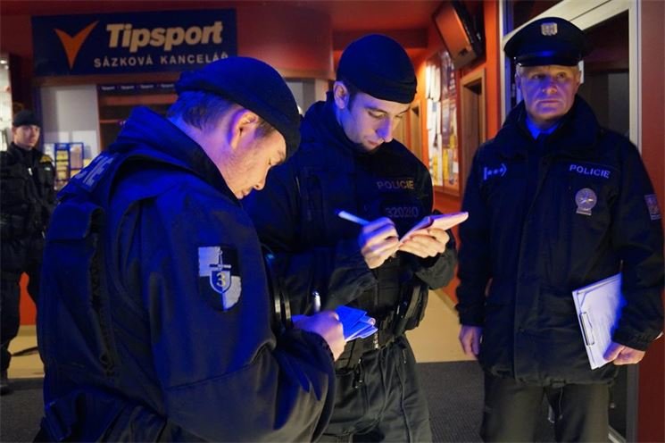 Kontroly v hernách a nonstopech na Doubravce v Plzni. Kontroly v hernách a nonstopech na Doubravce v Plzni.