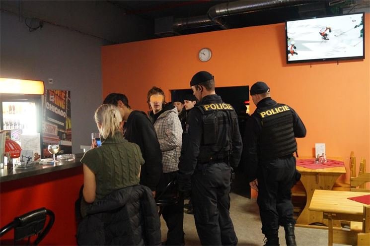 Kontroly v hernách a nonstopech na Doubravce v Plzni.