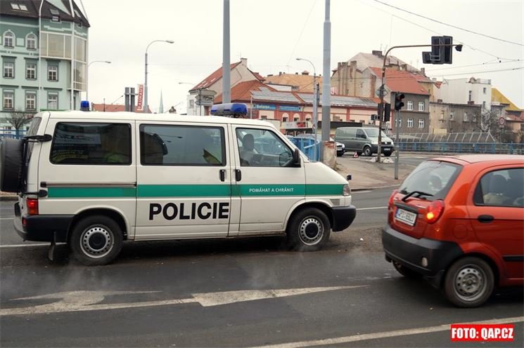 Nehoda tří osobních aut na křižovatce Klatovská - Borská v Plzni.