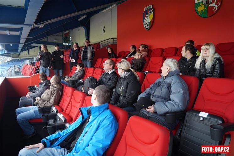VIP tribuna. Fanoušci seděli na místech, kde jindy sedávají majitelé klubů nebo třeba zástupci UEFA. VIP tribuna. Fanoušci seděli na místech, kde jindy sedávají majitelé klubů nebo třeba zástupci UEFA.