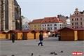 Přípravy Valentýnského trhu na náměstí Republiky v Plzni. 