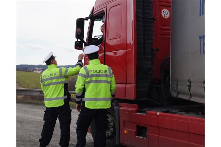 Policejní kontroly na hlavním tahu u Losiné.