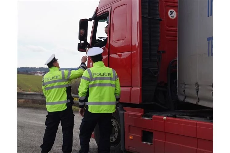 Policejní kontroly na hlavním tahu u Losiné. Policejní kontroly na hlavním tahu u Losiné.