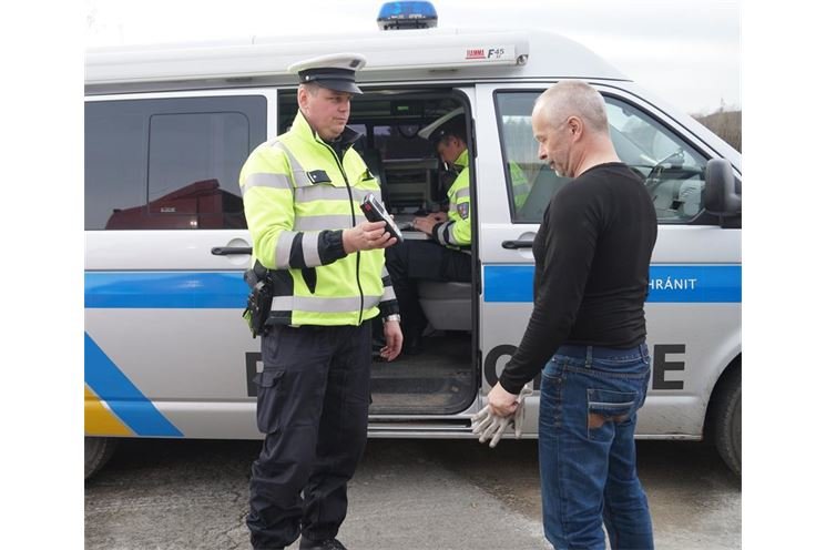 Policejní kontroly na hlavním tahu u Losiné. Policejní kontroly na hlavním tahu u Losiné.