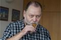 Starosta Lumír Aschenbrenner jako dobrovolník v testování nového přístroje. 