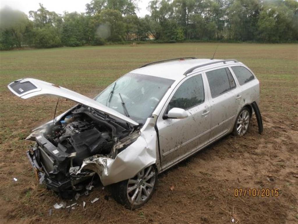 Řidiče ohrozilo protijedoucí auto! Vůz totálně zdemoloval - FOTKY