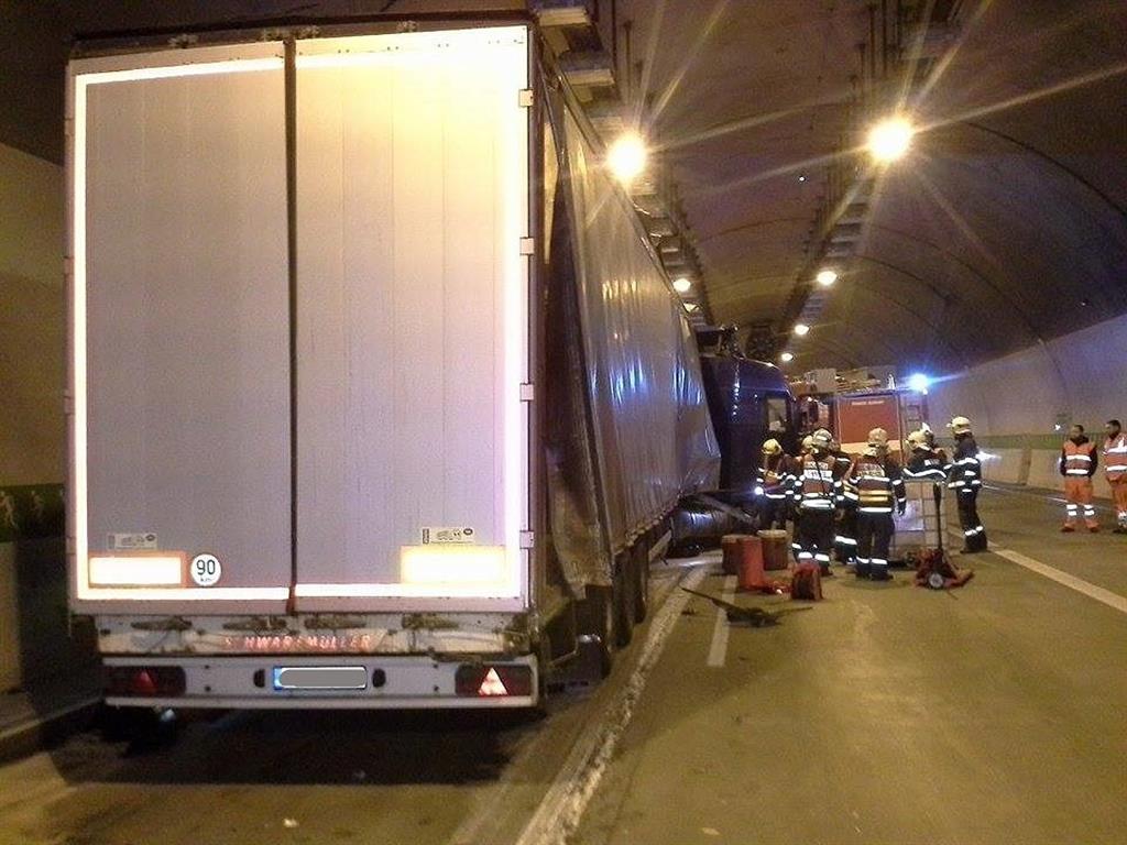 V tunelu Valík havaroval kamion! Tunel se musel uzavřít - FOTKY