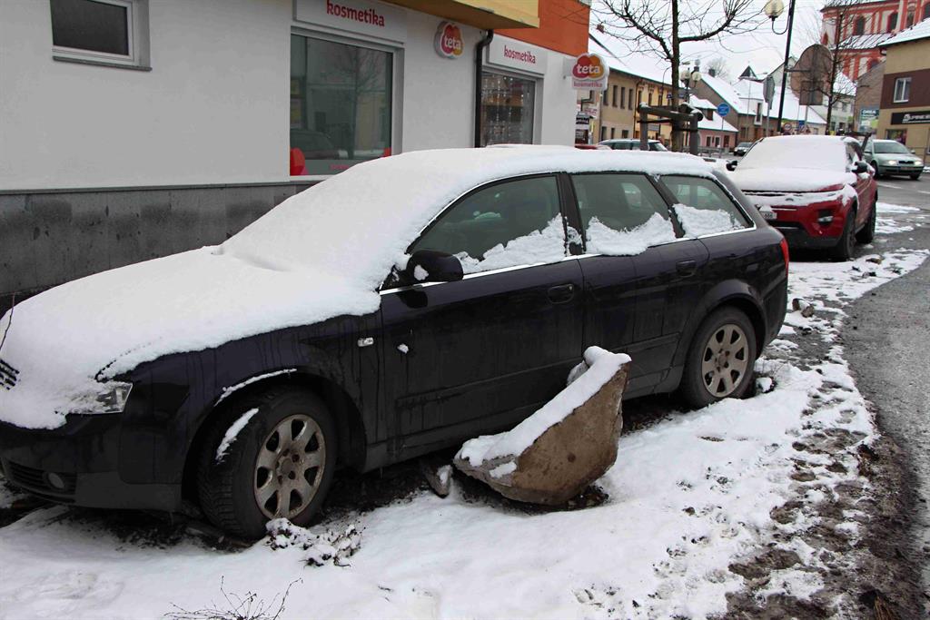 Nehoda v Přešticích! Řidič luxusního Audi utekl - FOTKY Z MÍSTA