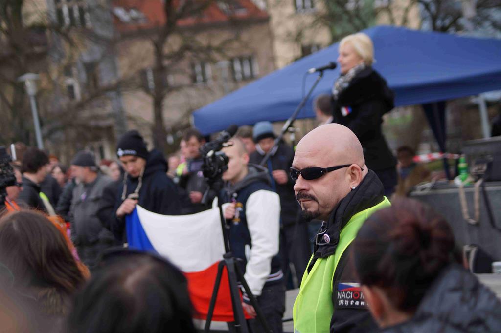 V Plzni se demonstrovalo! Policie našla u účastníka zbraň - FOTKY