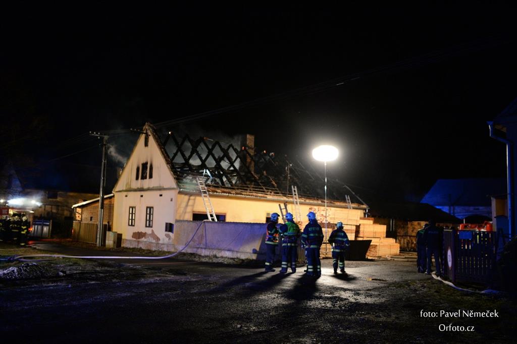 V Přehýšově hořela pila, vyhlášen byl druhý stupeň poplachu - FOTKY