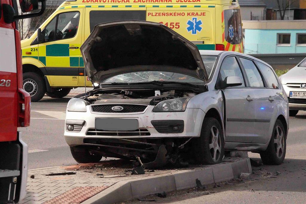 Řidič napasoval auto na ostrůvek, skončil v nemocnici - FOTKY