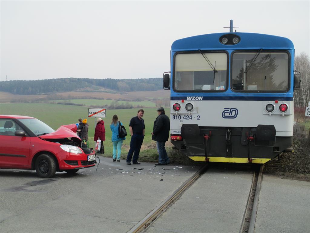 V obci Sedlecko vjel muž "omylem" přímo pod vlak - FOTKY