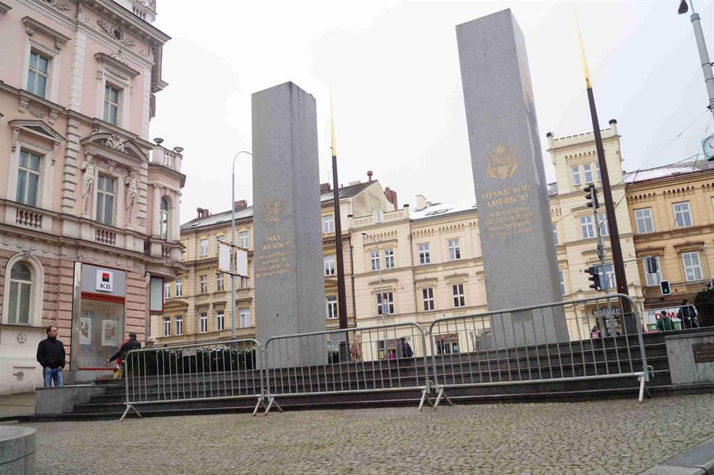 Pomník Díky, Ameriko! je obehnaný plotem! Pylony jsou poškozené - FOTKY