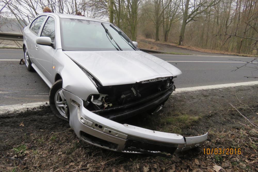 S čerstvým řidičákem nezvládl rychlost, auto zdemoloval - FOTKY