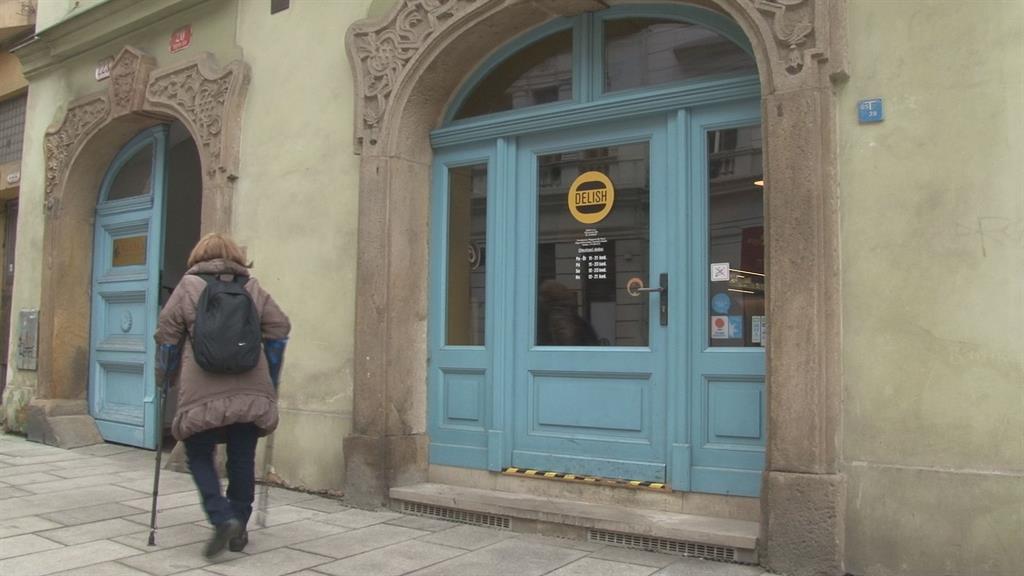 Konkurenční boj v Plzni. Restauraci polili kyselinou