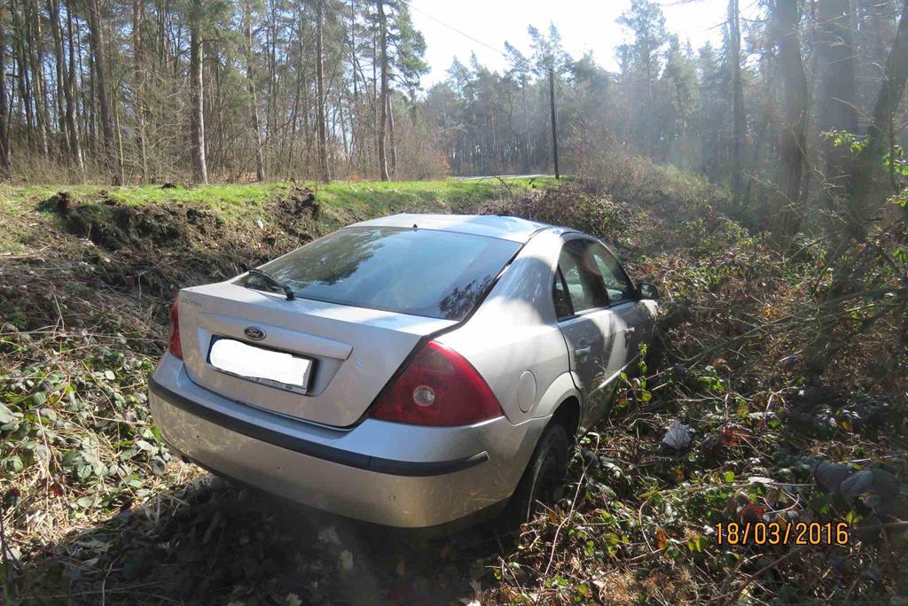 Řidič nezvládl rychlost, auto sjelo ze srázu - FOTKY
