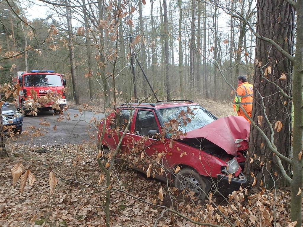 Víkend ve znamení nehod. Hasiči zasahovali na několika místech - FOTKY
