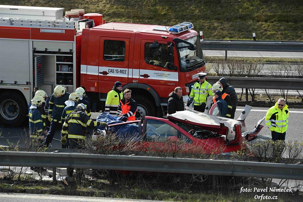 Policie zadržela řidiče kamionu! Při nehodě zemřeli čtyři lidé - FOTKY