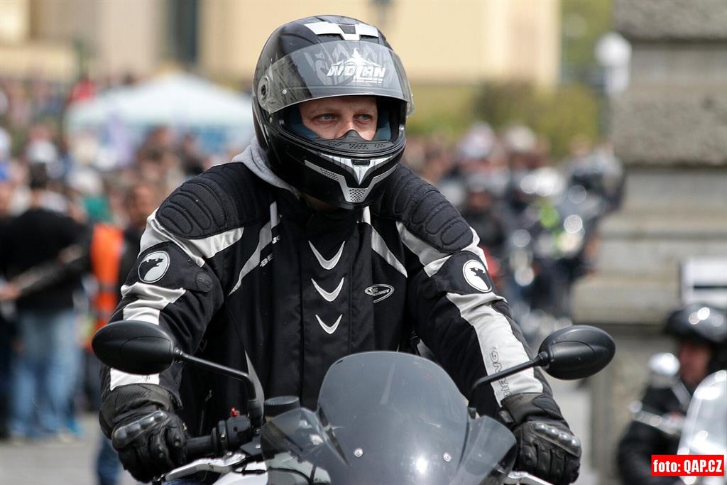 Auta platí, motorky už ne. Plzeň zavádí novinku v parkování