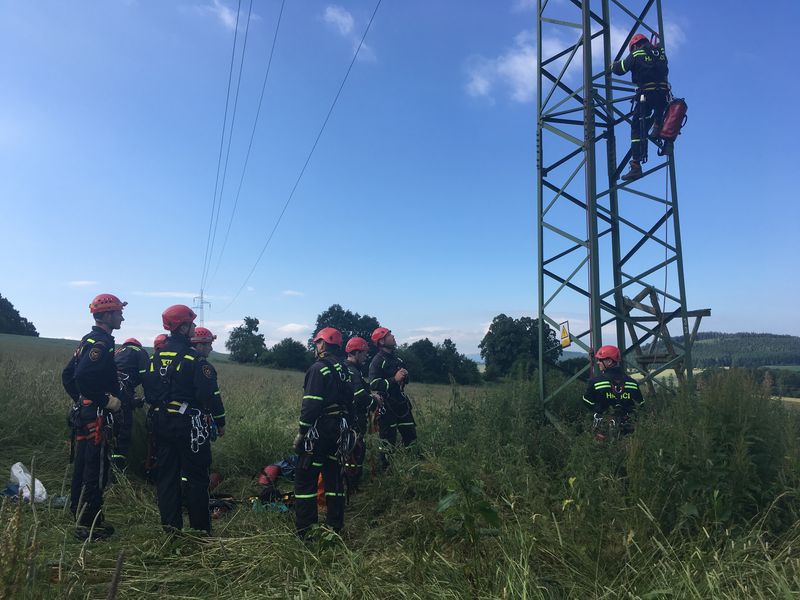 Hasiči zachraňovali paraglidistu ze stožáru vysokého napětí - FOTKY