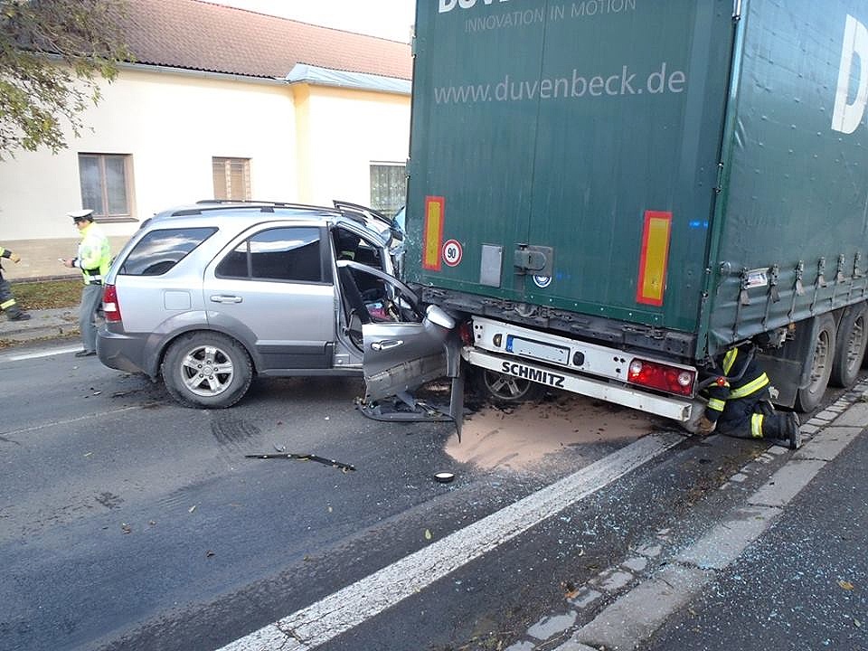 Auto se zapasovalo pod návěs kamionu - FOTKY