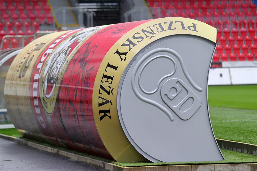Viktorka má nové střídačky ve tvaru pivní plechovky! Mrkněte na fotky!