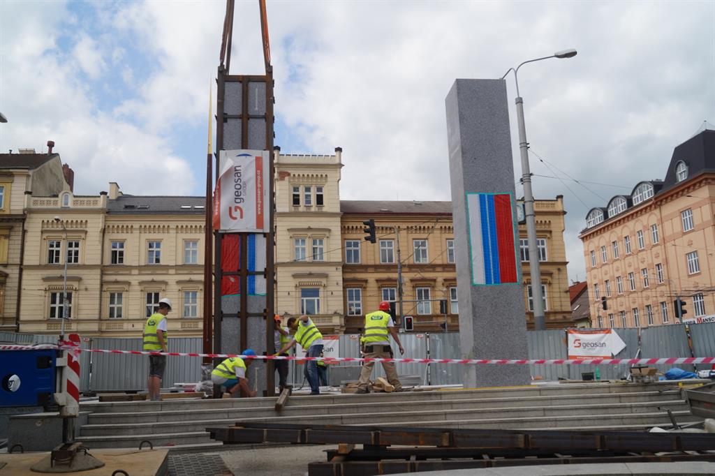 Pomník Díky, Ameriko! má nové pylony! Instalace trvala hodiny - FOTKY, VIDEA