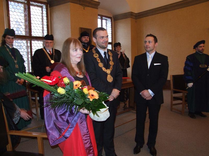 Světoznámá antropoložka Judith Okely převzala ocenění z rukou primátora