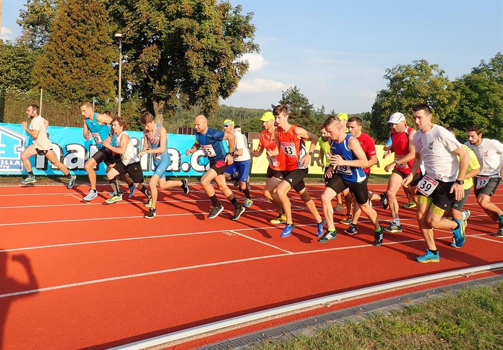 Okresní přebor v běhu ve Stříbře nalákal desítky závodníků - FOTKY!
