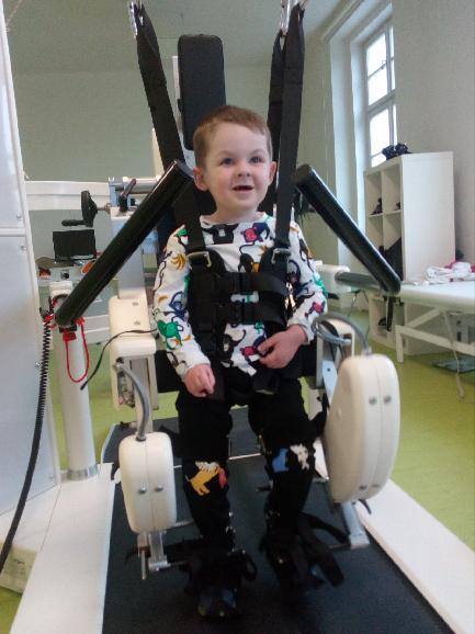 Nebuďte lhostejní, pomozte! Pětiletý Nicolas potřebuje rehabilitační pomůcky