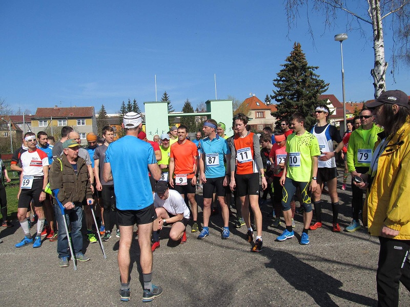 Běžci ve Stříbře se postavili na osmikilometrovou trať do vrchu - FOTKY