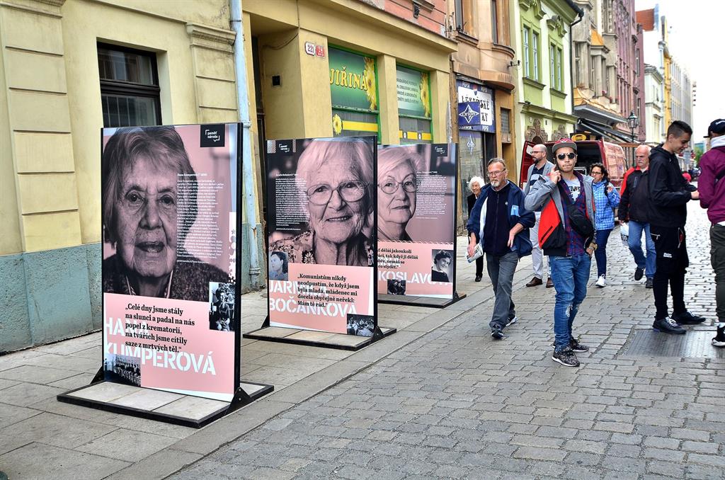 Výstava v centru Plzně přibližuje 20. století na příbězích žen - FOTKY
