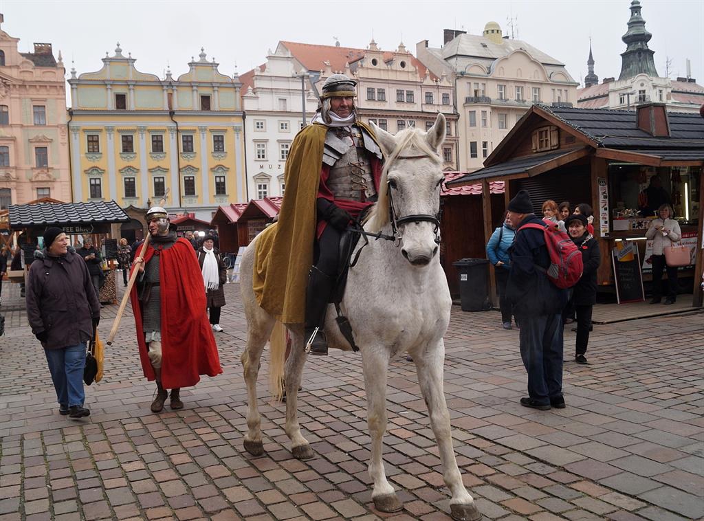 Martinské trhy se vrací do Plzně. Chybět nebude ani Martin na bílém koni 