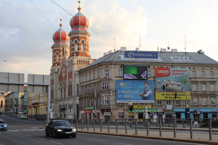 Vizuální smog v ulicích Plzně se možná stane snesitelnější