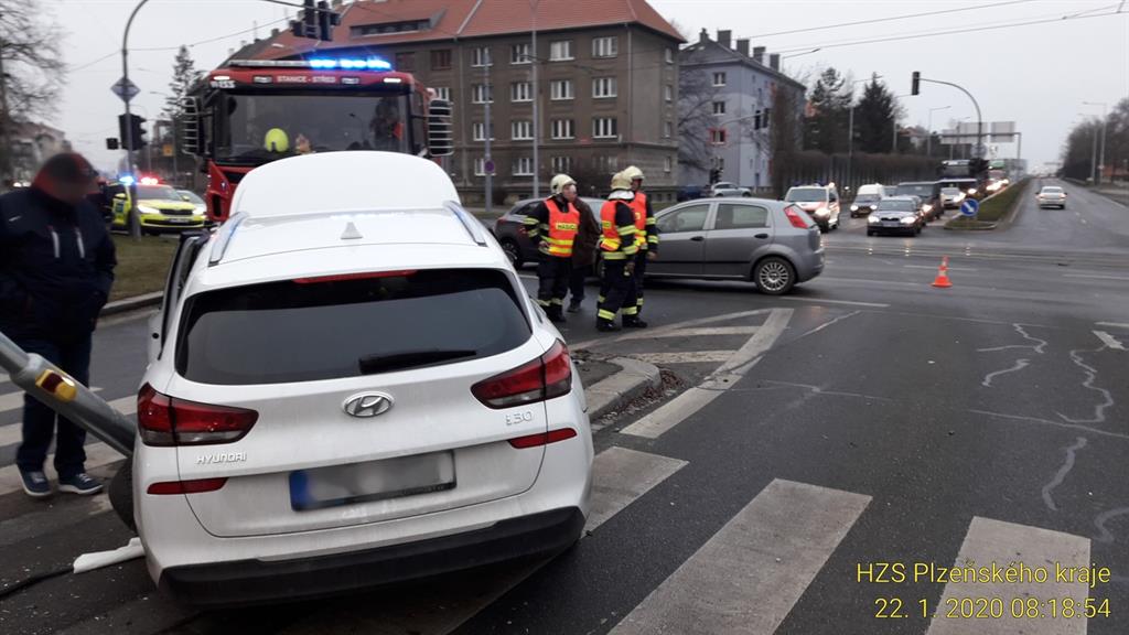 Nehoda tří aut na rušné křižovatce! Řidič jel zřejmě na červenou – FOTKY