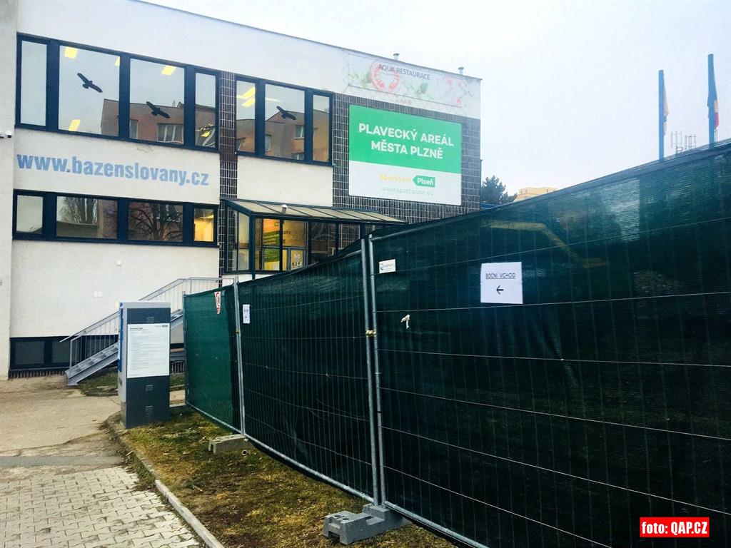 Bazén na Slovanech obsadili stavbaři. Nové šatny vznikají za provozu – FOTKY