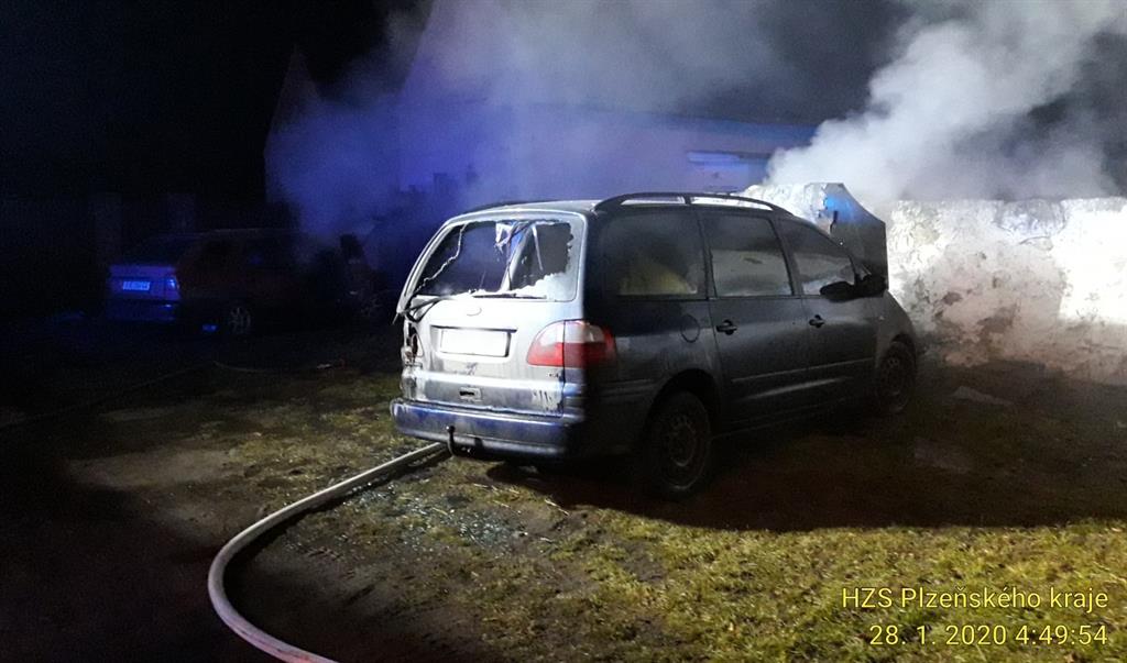 Hasiči zasahovali na Horažďovicku. Oheň zničil dvě auta – FOTKY
