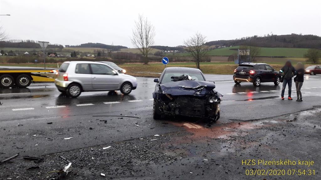Nehoda u Kdyně si vyžádala čtyři zraněné. V akci byl i vrtulník - FOTKY