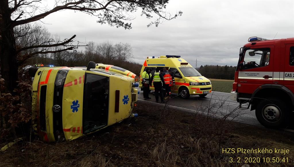 U Chválenic skončila sanitka na boku. Zranění utrpěl pacient i posádka – FOTKY