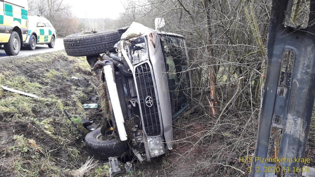 Pondělí ve znamení nehod! U Vejprnic skončilo auto mimo silnici – FOTKY