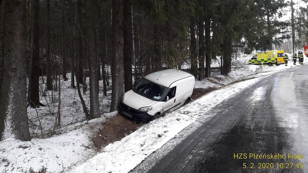 Auto skončilo na Klatovsku mimo silnici. Mladý řidič je zraněný – FOTKY