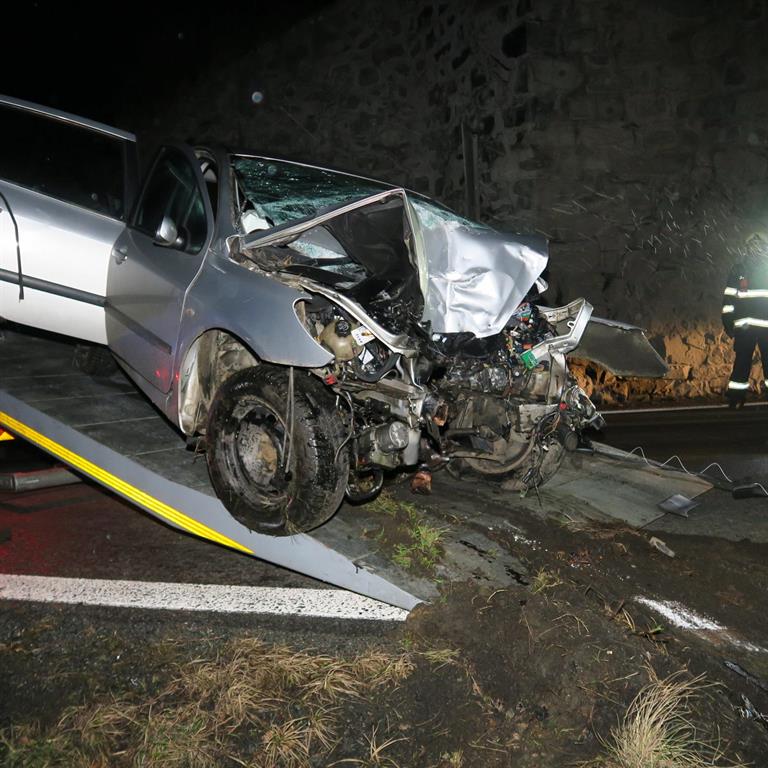 Řidič, který zahynul při nárazu do viaduktu, nebyl připoutaný - FOTKY