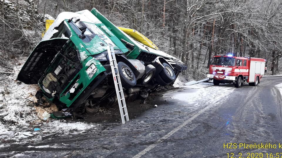 Sníh komplikuje dopravu! U Kokšína skončil kamion mimo vozovku - FOTKY!!