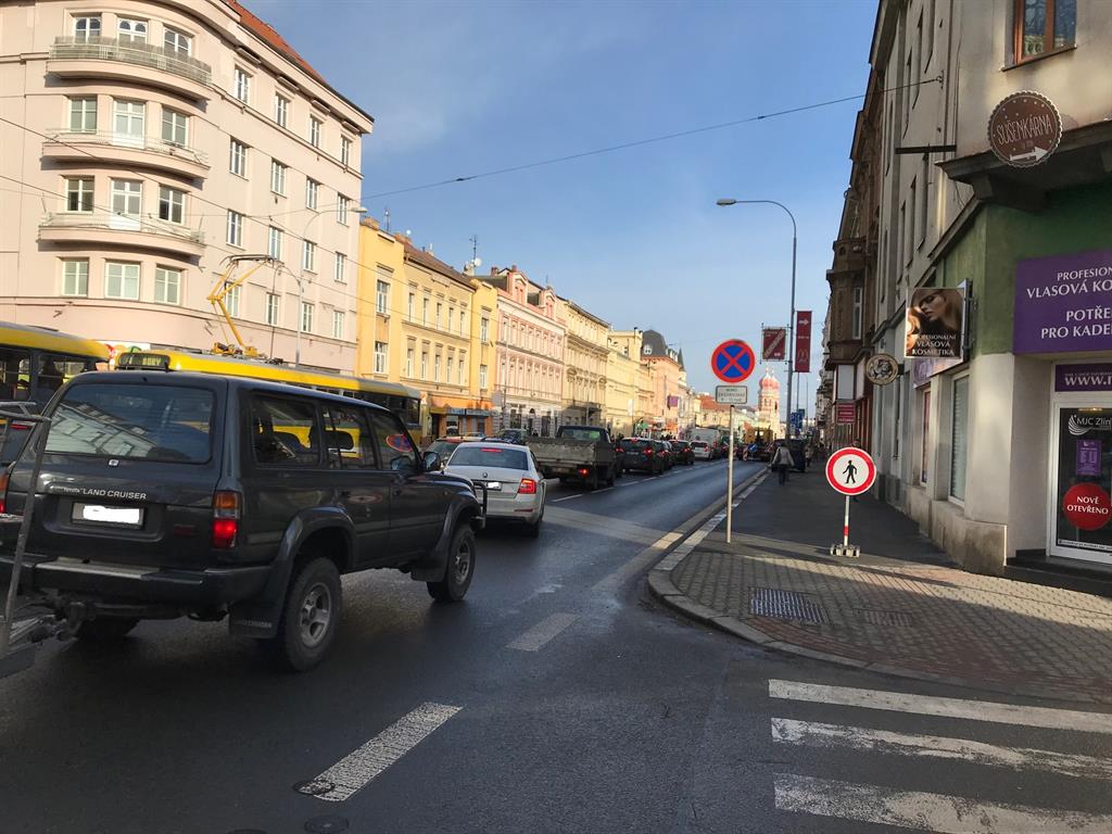 Únik plynu na Klatovské uzavřel jeden jízdní pruh a chodník - FOTKY