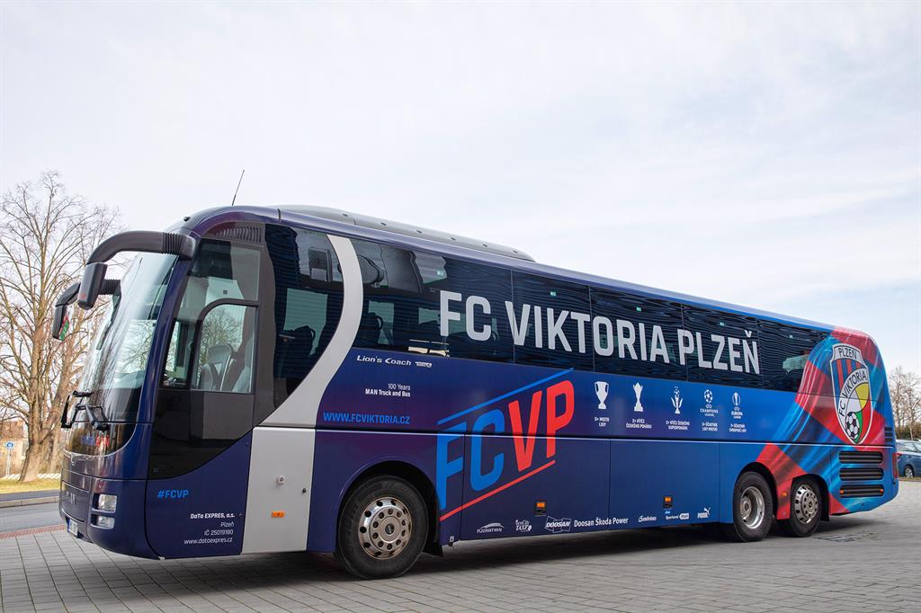 Komfort na čtyřech kolech! Viktoriáni vyrazí do Opavy novým autobusem – FOTKY