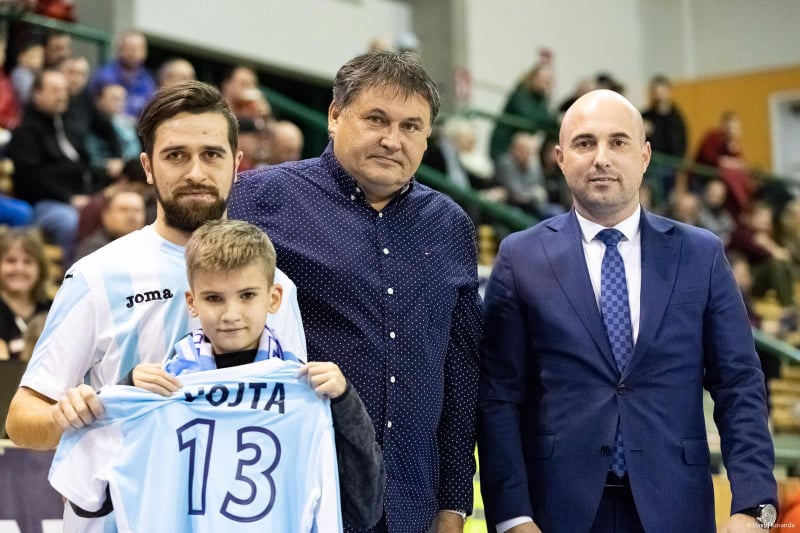 Futsalový svátek! Čestný výkop provedl chlapec, kterého zasáhl při tréninku blesk