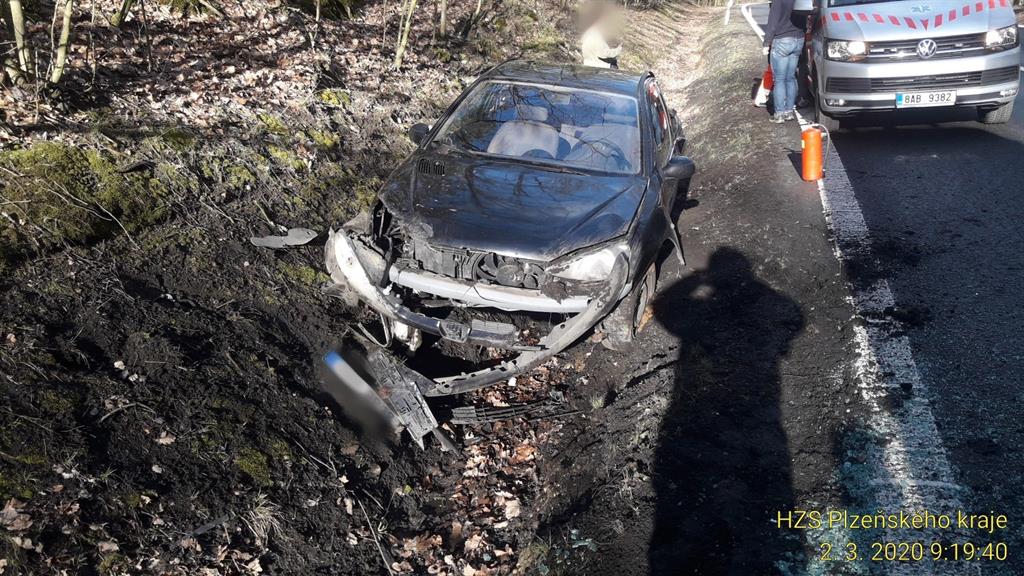 Na hlavním tahu mezi Plasy a Rybnicí skončilo auto v příkopu – FOTKY
