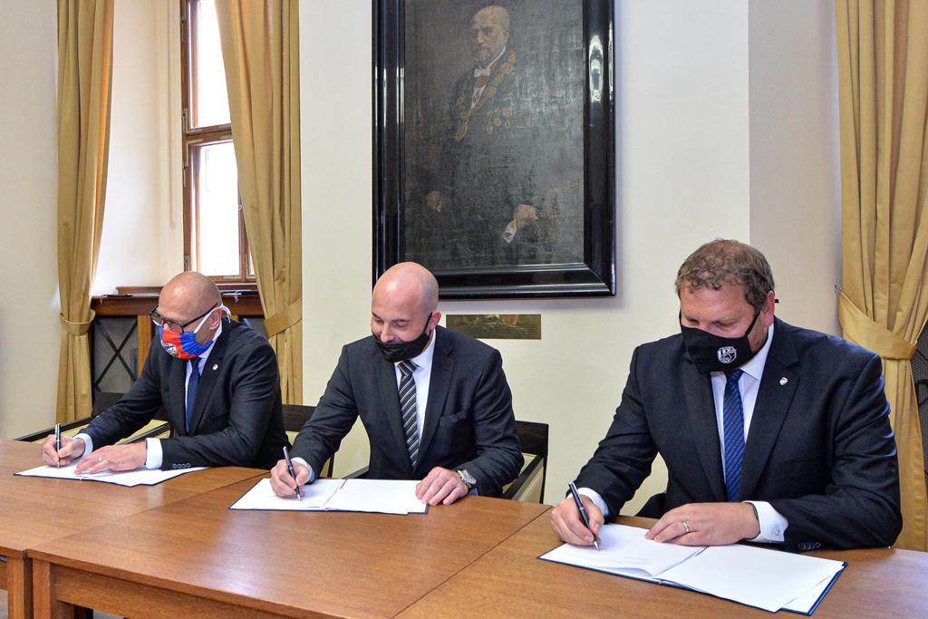 Podepsáno! Plzeň podpoří fotbalisty, hokejisty i házenkáře – FOTKY