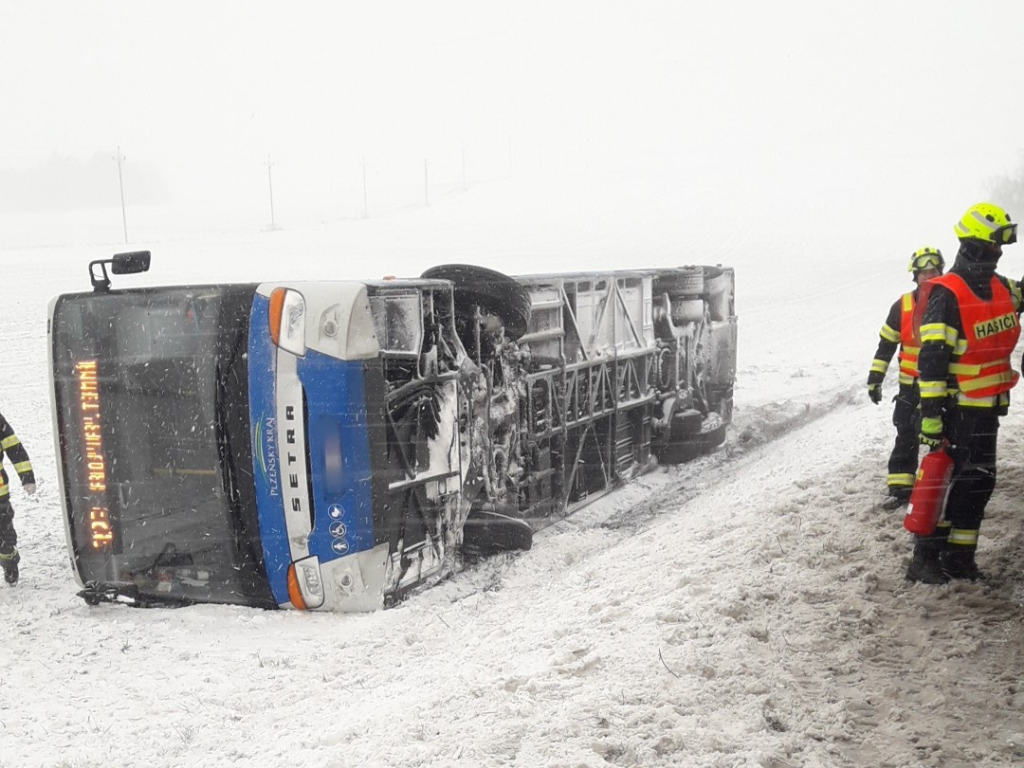 Za sněhové vánice havaroval autobus i vlak! - FOTKY
