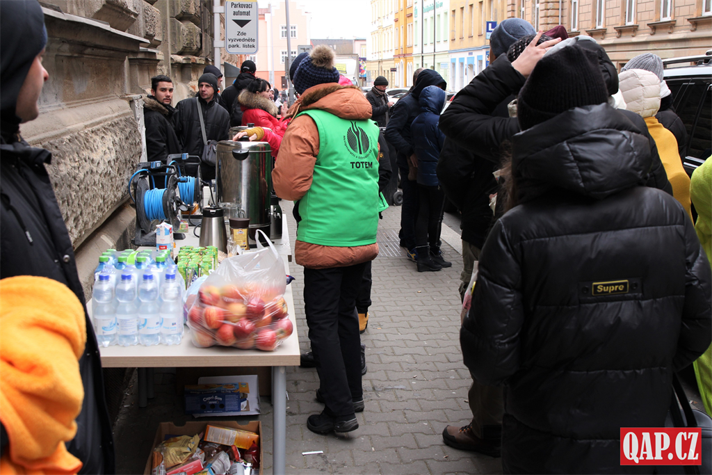 Plzeňští dobrovolníci: Uprchlíkům z Ukrajiny pomáhají nonstop